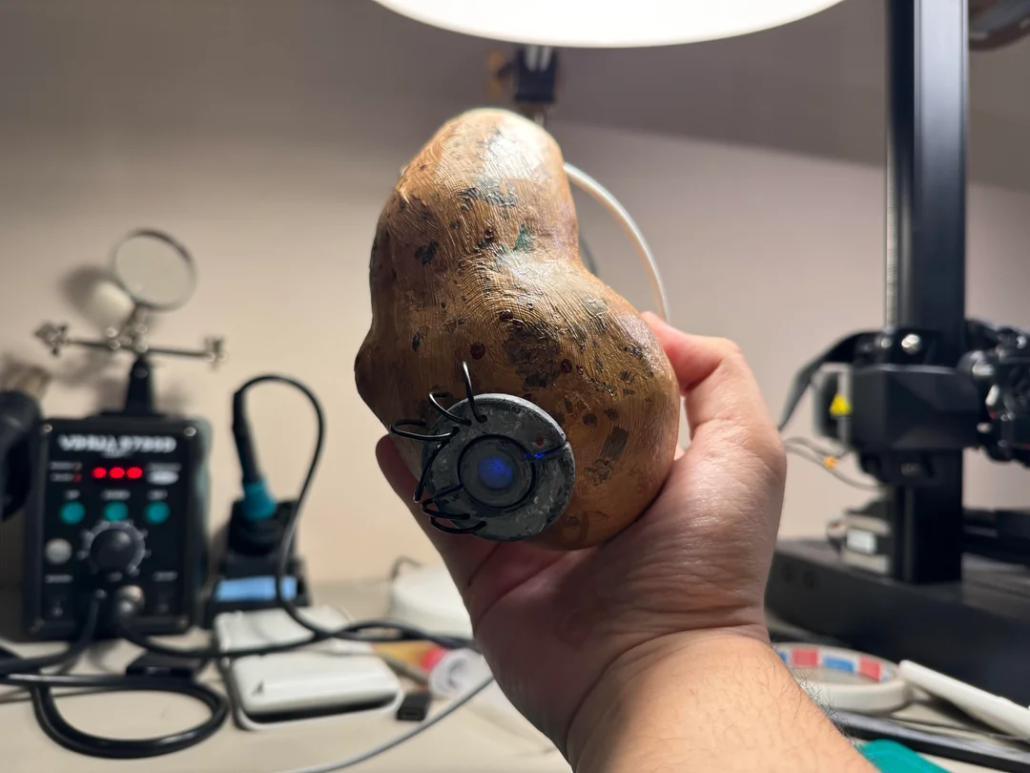 Creative DIY Smart Speaker Potato GLaDOS
