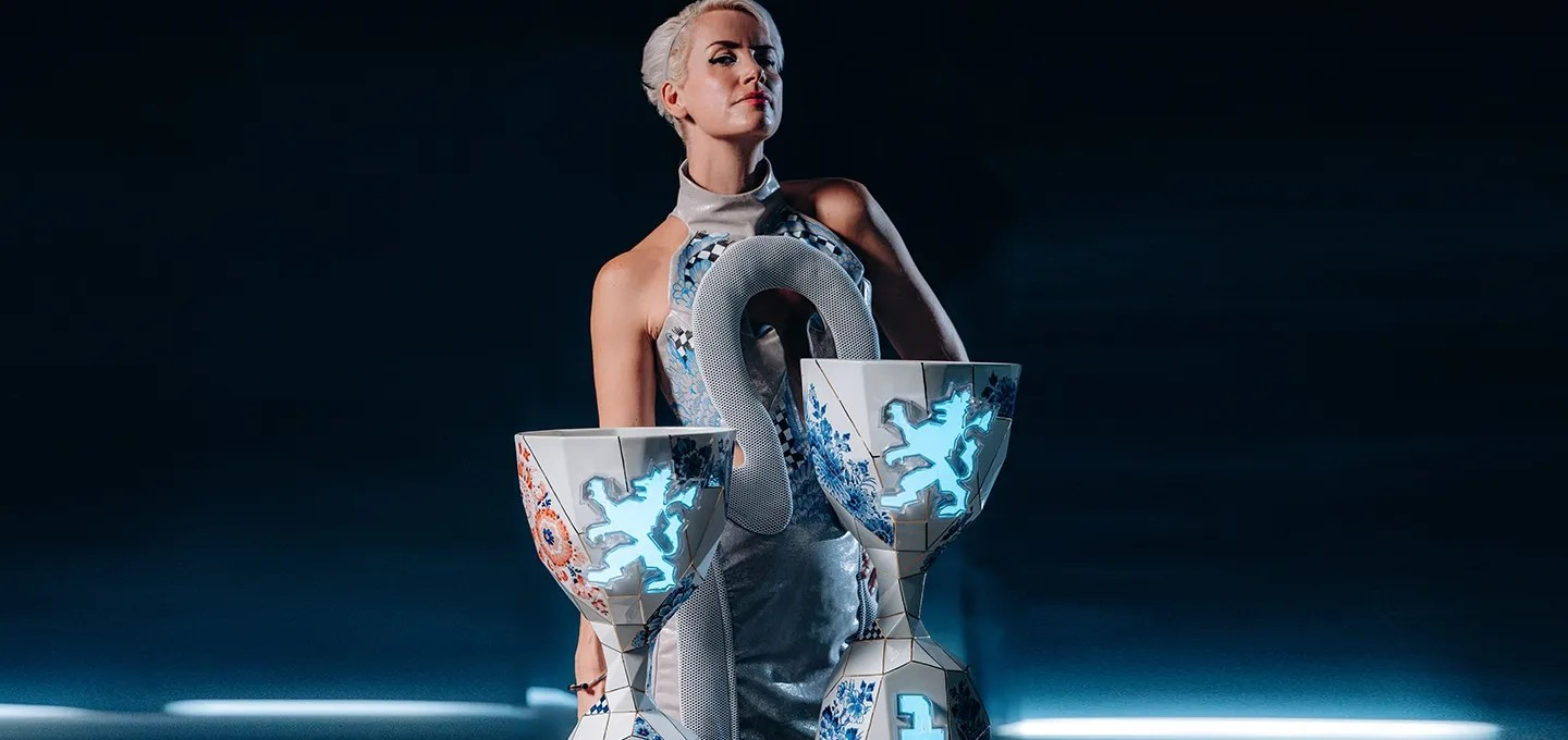 Anouk Wipprecht wearing the F1 Circuit Dress with the illuminated Royal Delft trophies